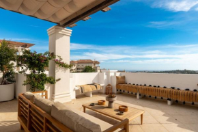 Penthouse with sea view, gym & pool in Puerto Banus